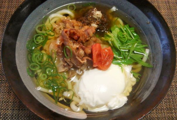 写真が暗くて 露出修正 肉うどん落とし玉子入り 水は方円の器に随う