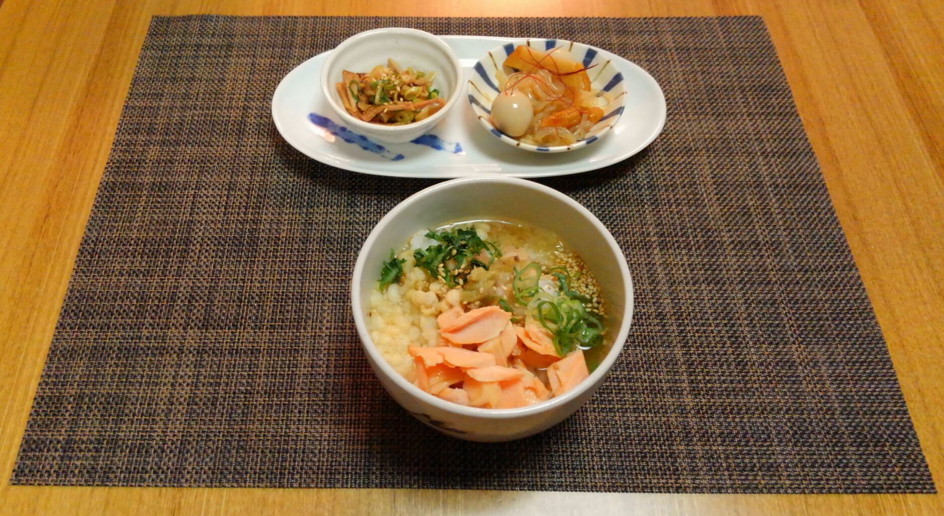 ささっと軽い献立の晩御飯 焼き鮭のだし茶漬け 水は方円の器に随う