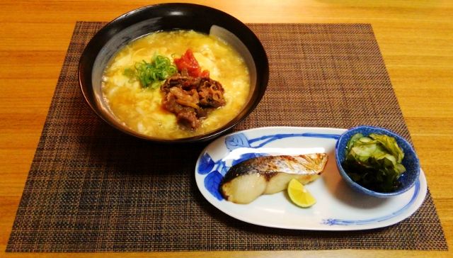 スパイス活躍丼レシピ投稿でプレゼント 鶏卵牛肉梅うどん 水