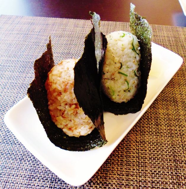 食べ過ぎ注意 オイル雑魚お握りとおかかお握りの２種 水は方円の器に随う