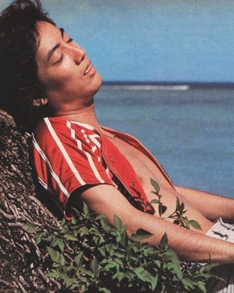 沢田研二海辺で昼寝