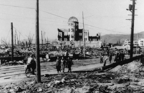 戦争と平和 原爆ドームを右後ろに歩く人々