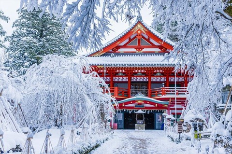 美しい冬景色124 　白い雪と朱色の神社