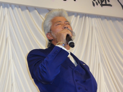 DSC05449 瀬戸田博 目をつぶり熱唱