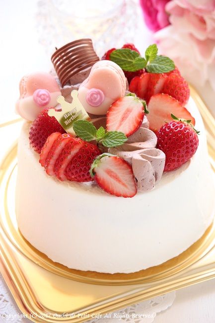 ガトー オ フレーズ 2色のクリームのショートケーキ おうち De Petit Cafe お菓子と愉しむ時間