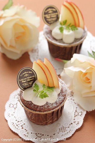 カップケーキ De プティガトーショコラ りんごを添えて おうち De Petit Cafe お菓子と愉しむ時間 カップケーキ De プティガトーショコラ りんごを添えて おうち De Petit Cafe お菓子と愉しむ時間