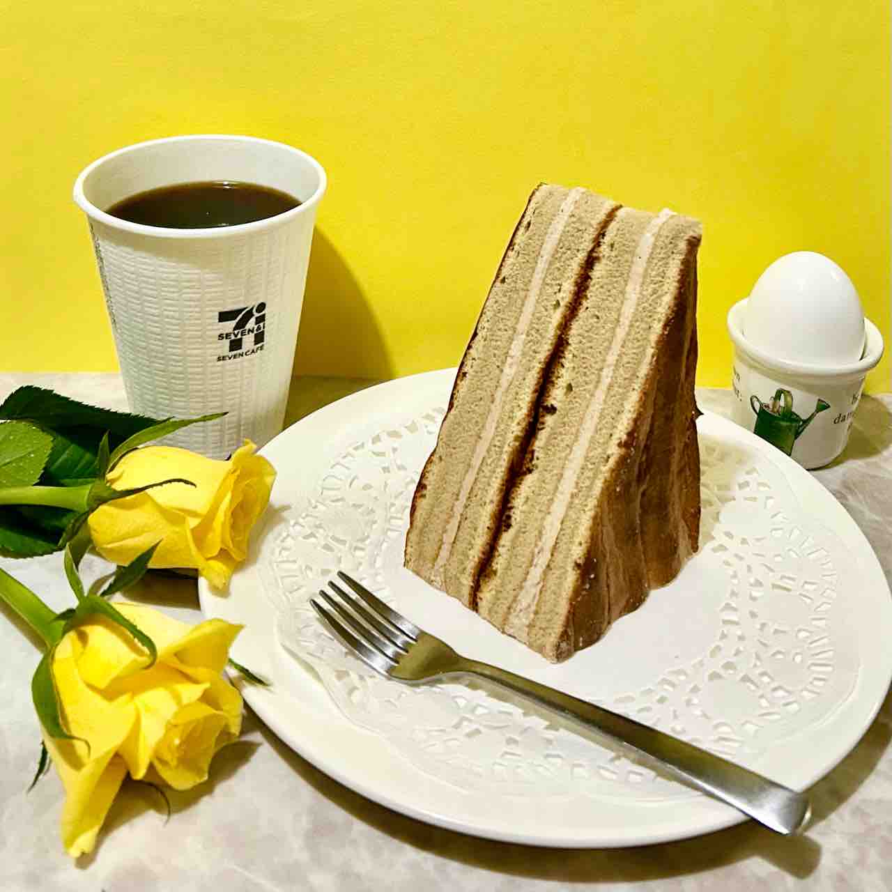 セブンイレブン】今朝の朝ごはんは、新発売「三角シャルロットサンド