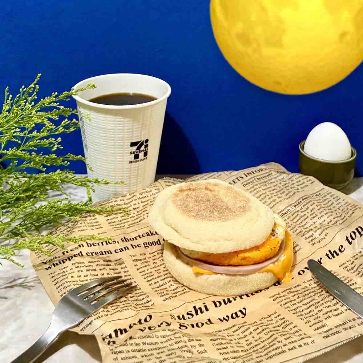 セブンイレブン】今朝の朝ごはんは、新発売「ソーセージエッグマフィン