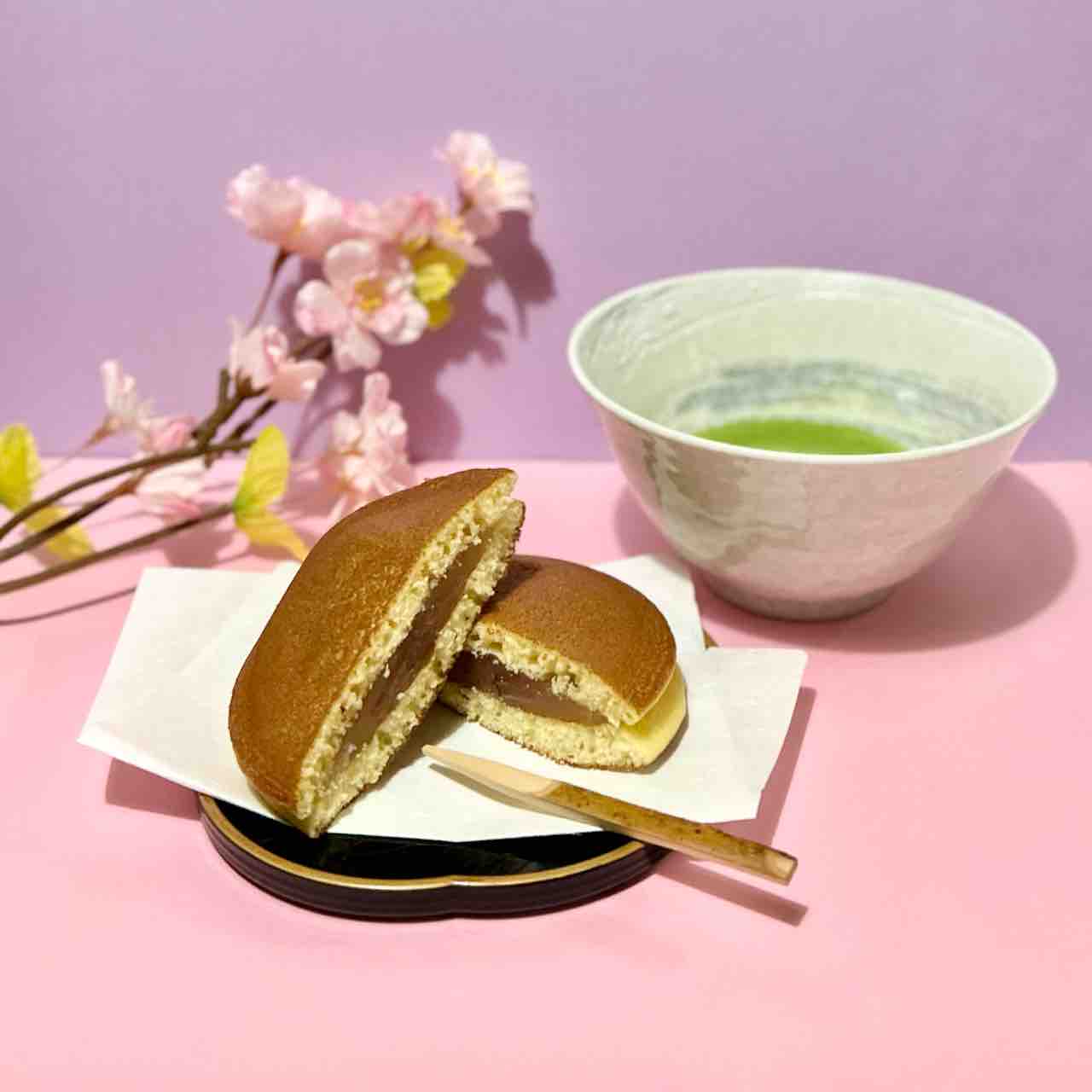 セブンイレブン】本日のお抹茶のお供は、新発売「桜もちどら焼き