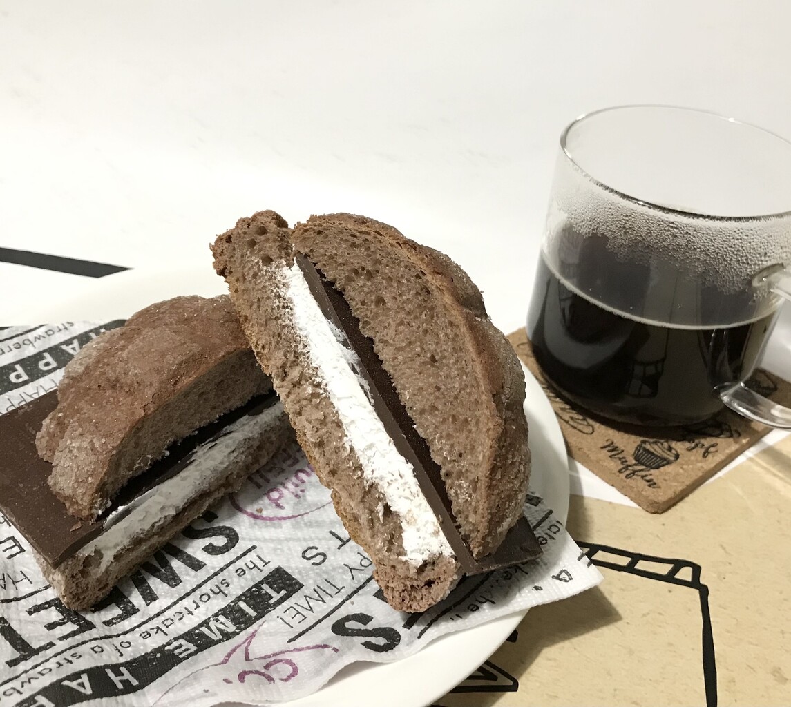 ローソン 本日の朝食は 新発売 はみでる板チョコメロンパン ふざけている訳ではなさそうです Nagatakのブログ