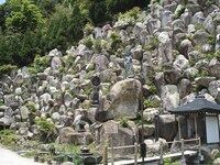 本堂の右手にある石積