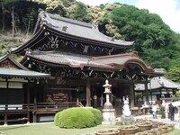 左側から見た本堂