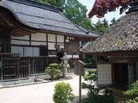 北向地蔵尊、その向こうに見えるのは休憩所