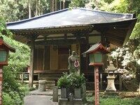 入り口から見た境内