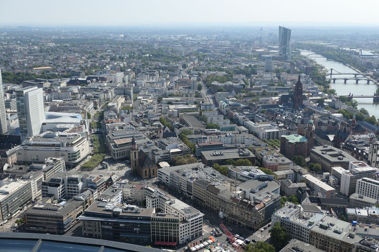 フランクフルトの街並みと高層建物 教授のひとりごと フランクフルトの街並みと高層建物 教授のひとりごと