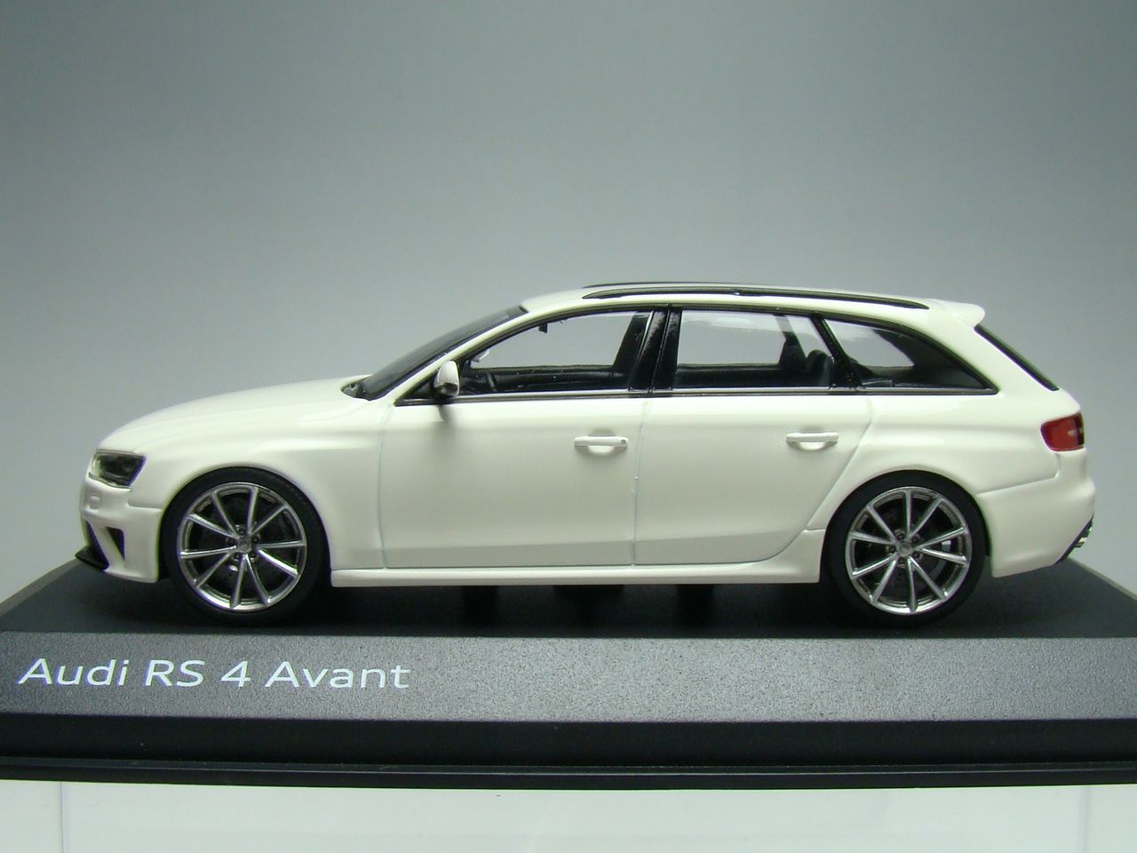 ミニカー 1/43 RS6アバント モンツァシルバー ディーラー