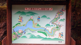 八塔寺川ダム湖案内図