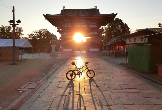 四天王寺西大門（極楽門）からの朝日