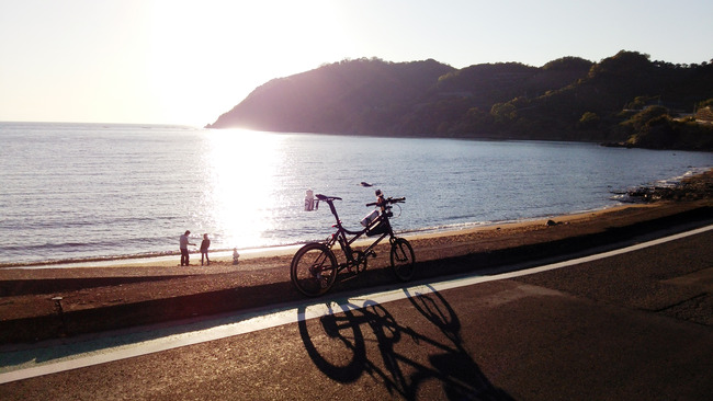 夕日と海と家族+ミニベロ