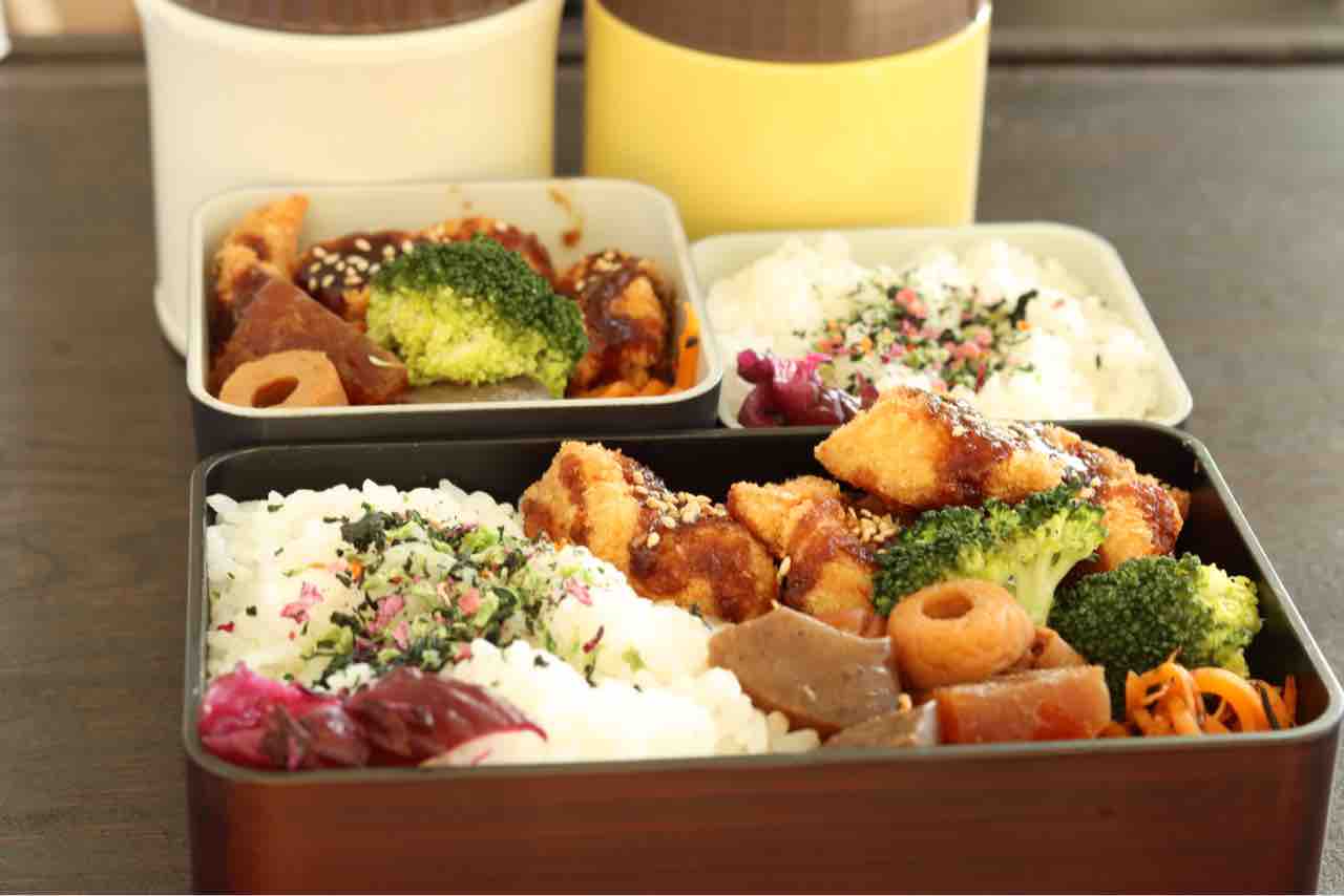 チキンカツとどて煮のお弁当 食べざかり男子のお弁当 映画 ポーラーエクスプレス のホットココアの話 みんなで食べよ おうちごはん powered by ライブドアブログ