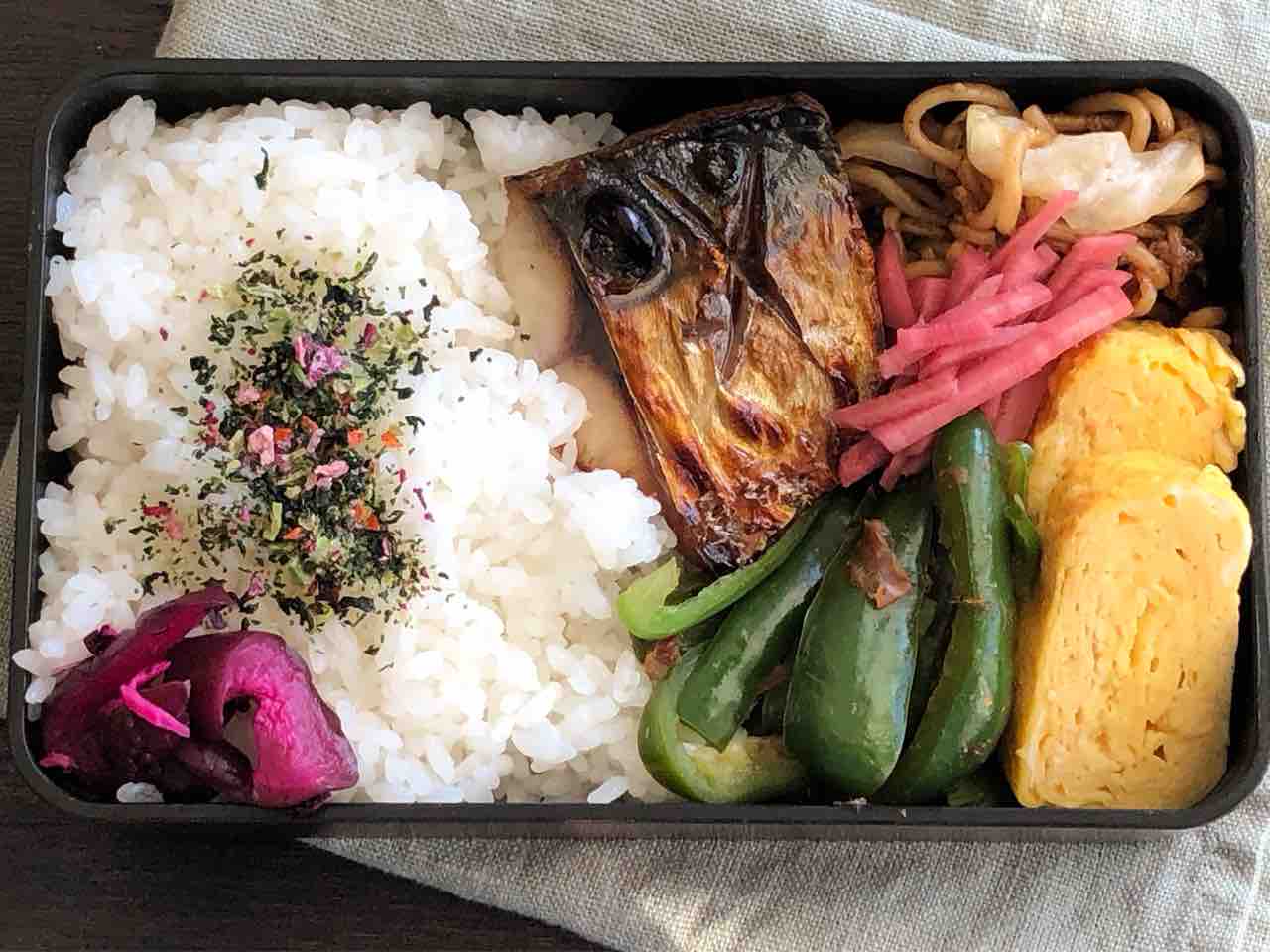 焼き塩鯖と玉子焼きのお弁当 食べざかり男子のお弁当 肩凝り解消グッズ みんなで食べよ おうちごはん Powered By ライブドアブログ