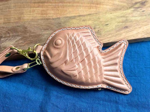 【suppogui様】専用品　革のたい焼きポーチ　本革 たいやき様専用 suppogui様】専用品 革のたい焼きポーチ 本革