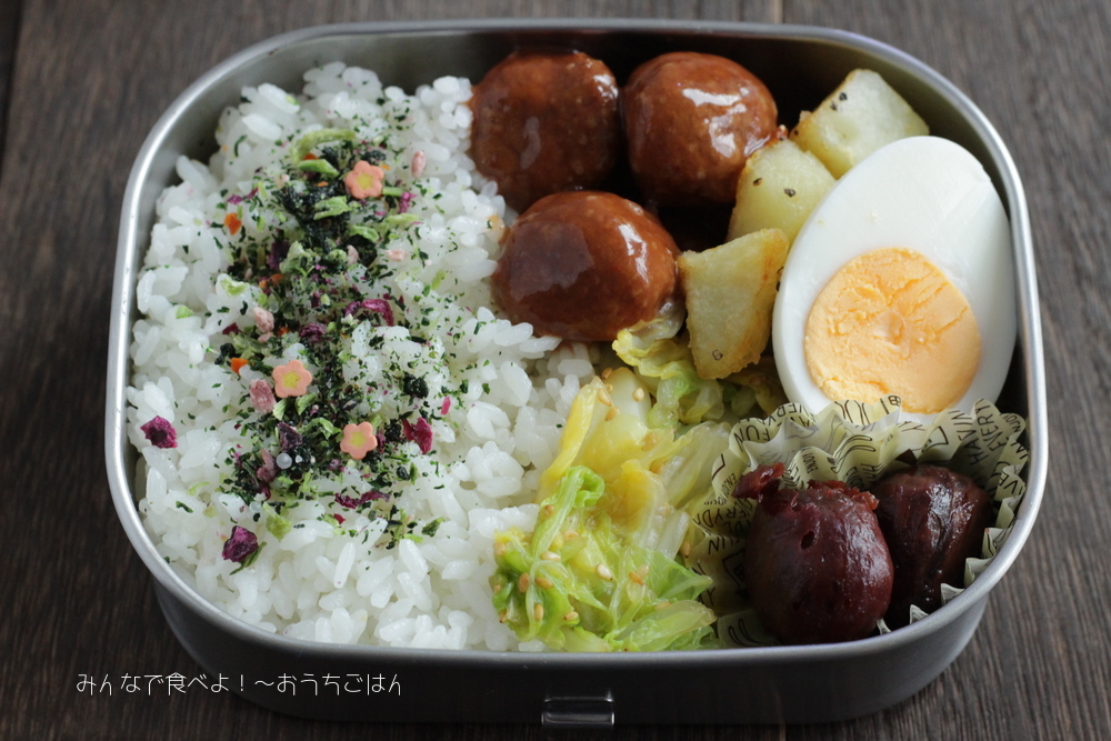 今日の中２男子弁当 ミートボールと茹で玉子 可愛いお弁当にみえるお花のチップ みんなで食べよ おうちごはん Powered By ライブドアブログ