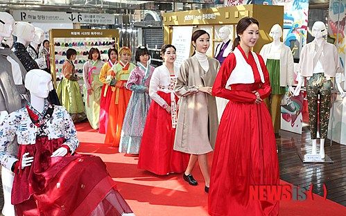 乳出しチョゴリもリスペクトしろよ 韓国 韓服ファッションショー 写真 02 13 まるっとニュー速 乳出しチョゴリもリスペクトしろよ 韓国 韓服ファッションショー 写真 02 13 まるっとニュー速