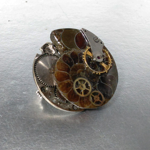 brooch01