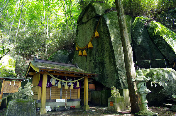 石割神社