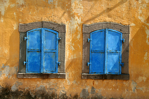 old-windows-urban-decay-1226744-639x424