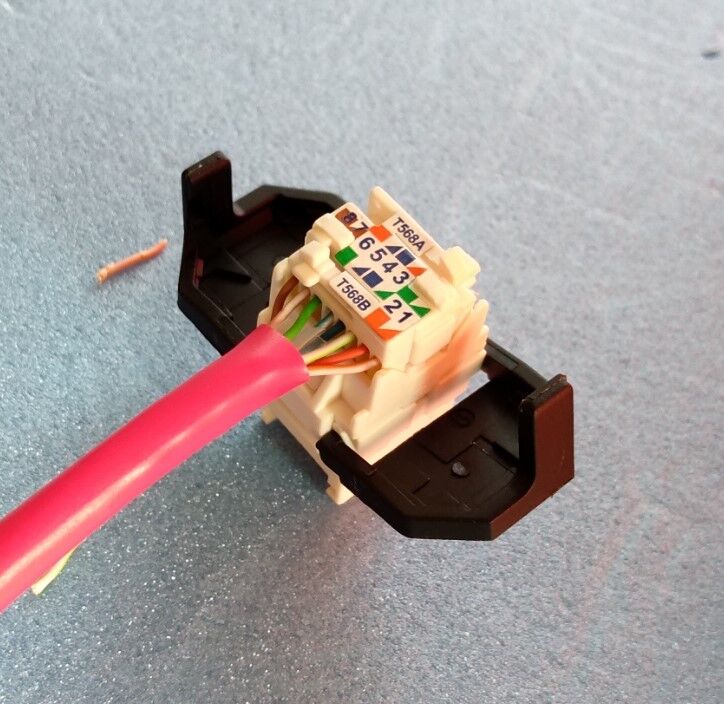 簡単確実 専用工具不要 3M CAT.6 UTP モジュラージャック VOL-OCK6-U8 取り付け手順 : 電話LAN工事材料の話