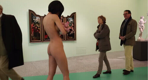 動画あり ドイツの博物館で美女が全裸パフォーマンスという驚きの行動 ミラクルミルク 動画あり ドイツの博物館で美女が全裸パフォーマンスという驚きの行動 ミラクルミルク