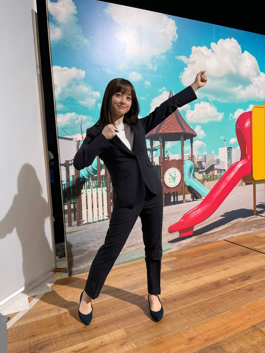 芸能 橋本環奈 可愛すぎるしか言葉が出ない 美スタイルなスーツ姿が話題 砂漠のマスカレード ミラクルミルク