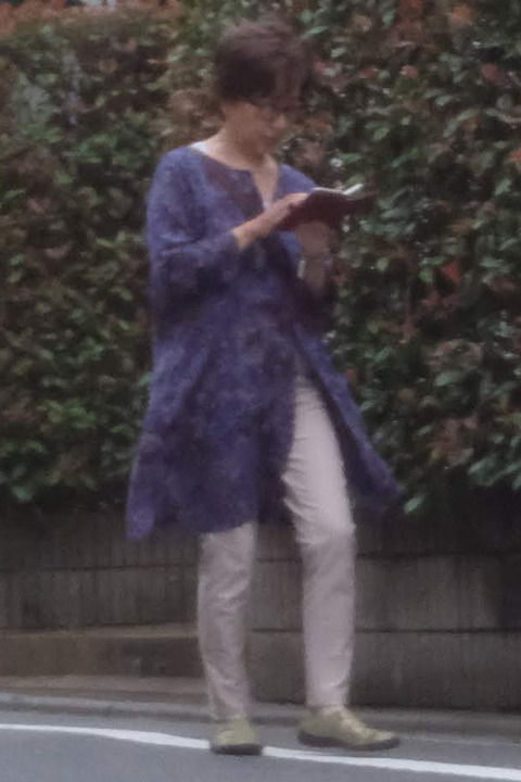 女性セブン 三雲孝江アナ 高級住宅地の生け垣に座りポケモンgoに夢中 画像あり ミラクルミルク 女性セブン 三雲孝江アナ 高級住宅地の生け垣に座りポケモンgoに夢中 画像あり ミラクルミルク