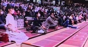 大相撲 マスク姿の美女 溜席の妖精 に関係者騒然 向正面の良座席をどう手に入れたのか ミラクルミルク 大相撲 マスク姿の美女 溜席の妖精 に関係者騒然 向正面の良座席をどう手に入れたのか ミラクルミルク