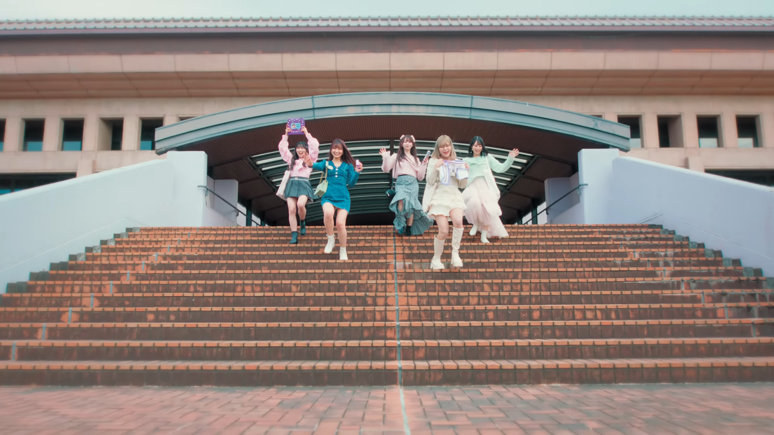 LOVE（イコールラブ）/ 18th Single c/w『超特急逃走中』MVロケ