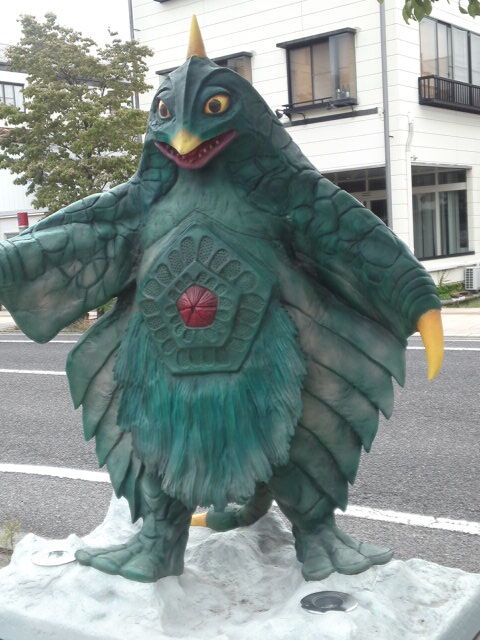 ベムスターとぺスター キャンピングカー 城旅 グルメ時々怪獣