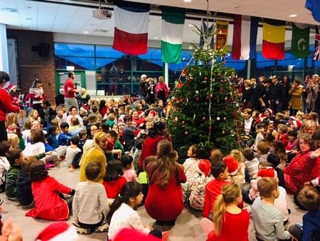 Singing around the Christmas tree♪