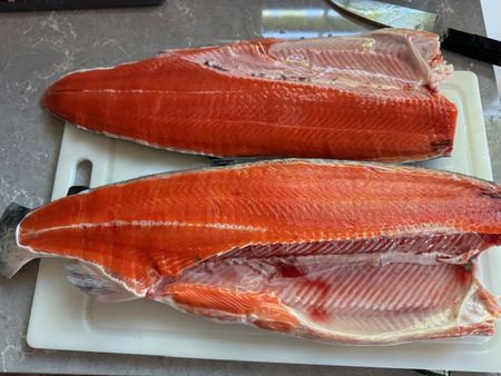 サーモンをさばく