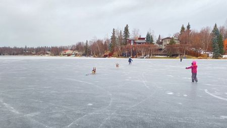 湖面でアイススケート