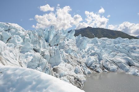 氷河ツアーで清涼ハイキング