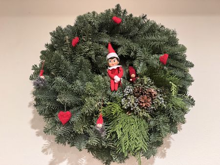 クリスマスリースとプレゼント