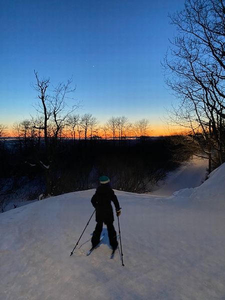 凍てついた日のオーロラと黄昏