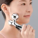 リファ顔に当ててる