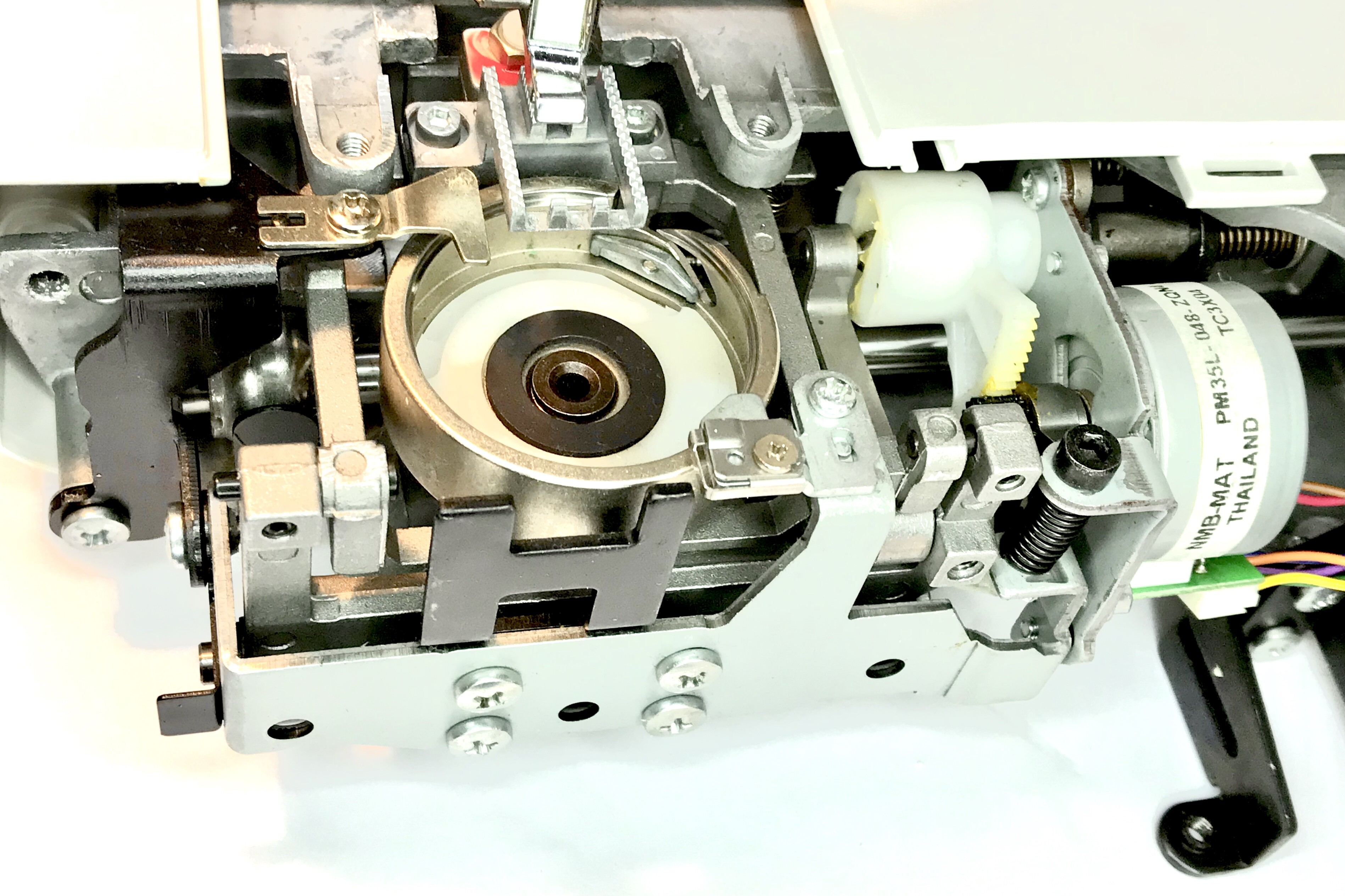 ジャガー コンピューターミシン JI-2900C 赤黒い
