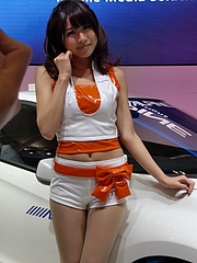 アルパインブースのコンパニオンのお姉さん