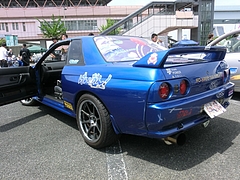 痛車日産スカイラインGT-R(BNR32)左後ろ