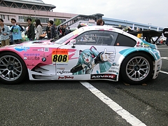 初音ミクStudie GLAD BMW・Z4左側面