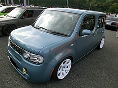 日産キューブ 左前